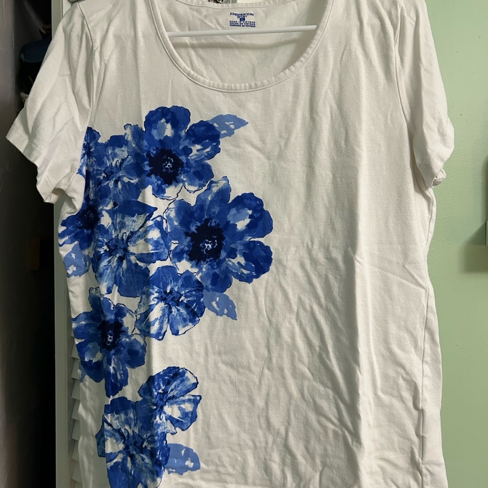 Jones New York White and Blue Graphic Short Sleeve Tee